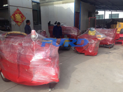 福瑞得機械座駕壓路機、大容量灌縫機，小型灌縫機包裝完畢準(zhǔn)備發(fā)貨