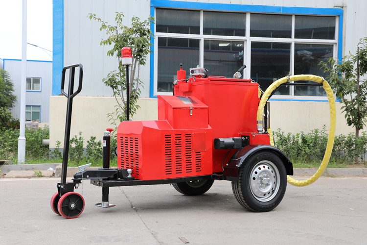 雨季未結(jié)束前，灌縫都是公路養(yǎng)護的主要工作